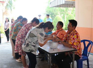 กิจกรรมสืบสานประเพณีสงกรานต์ สำนักงานสหกรณ์จังหวัดนครสวรรค์ ... พารามิเตอร์รูปภาพ 17