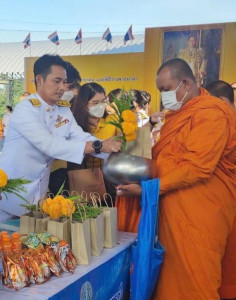 เข้าร่วมพิธีสวดพระพุทธมนต์และทำบุญตักบาตรถวายพระราชกุศลเนื่องในวันนวมินทรมหาราช ... พารามิเตอร์รูปภาพ 1