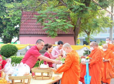 กิจกรรมใส่บาตรหน้าจวน ชวนอิ่มบุญ นุ่งผ้าไทย&quot; ประจำปี พ.ศ. ... พารามิเตอร์รูปภาพ 5