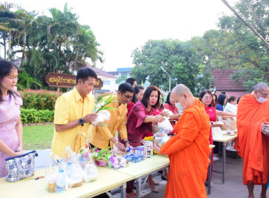 กิจกรรมใส่บาตรหน้าจวน ชวนอิ่มบุญ นุ่งผ้าไทย&quot; ประจำปี พ.ศ. ... พารามิเตอร์รูปภาพ 8