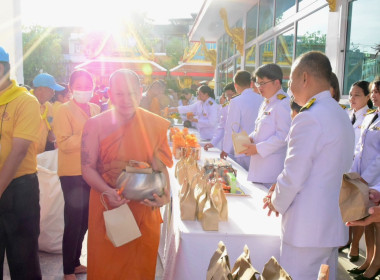 เข้าร่วมพิธีสวดพระพุทธมนต์และพิธีทำบุญตักบาตรถวายพระราชกุศล ... พารามิเตอร์รูปภาพ 2