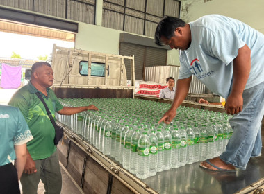 สหกรณ์จังหวัดนครสวรรค์ส่งมอบน้ำดื่มช่วยเหลือสมาชิกสหกรณ์ผู้ประสบอุทกภั ... พารามิเตอร์รูปภาพ 13